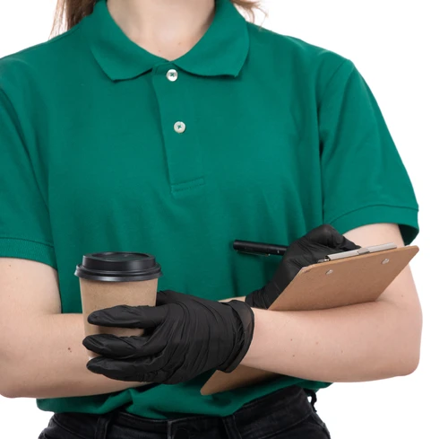 Vestuário profissional personalizado em contexto operacional Colaborador com vestuário profissional personalizado em ambiente produtivo