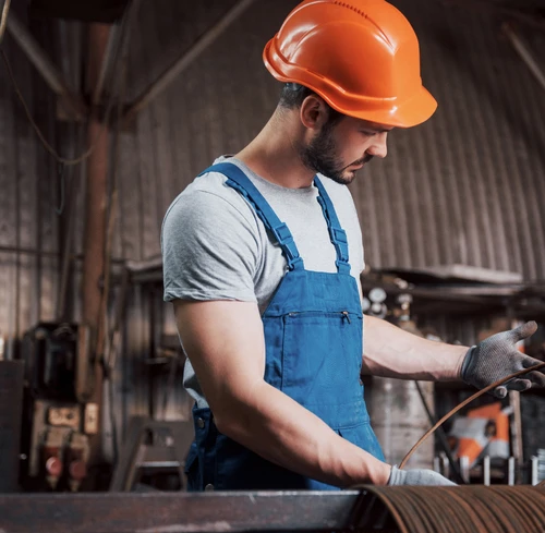 Vestuário profissional e contacto direto com o público Colaboradora com vestuário profissional personalizado em atendimento ao cliente