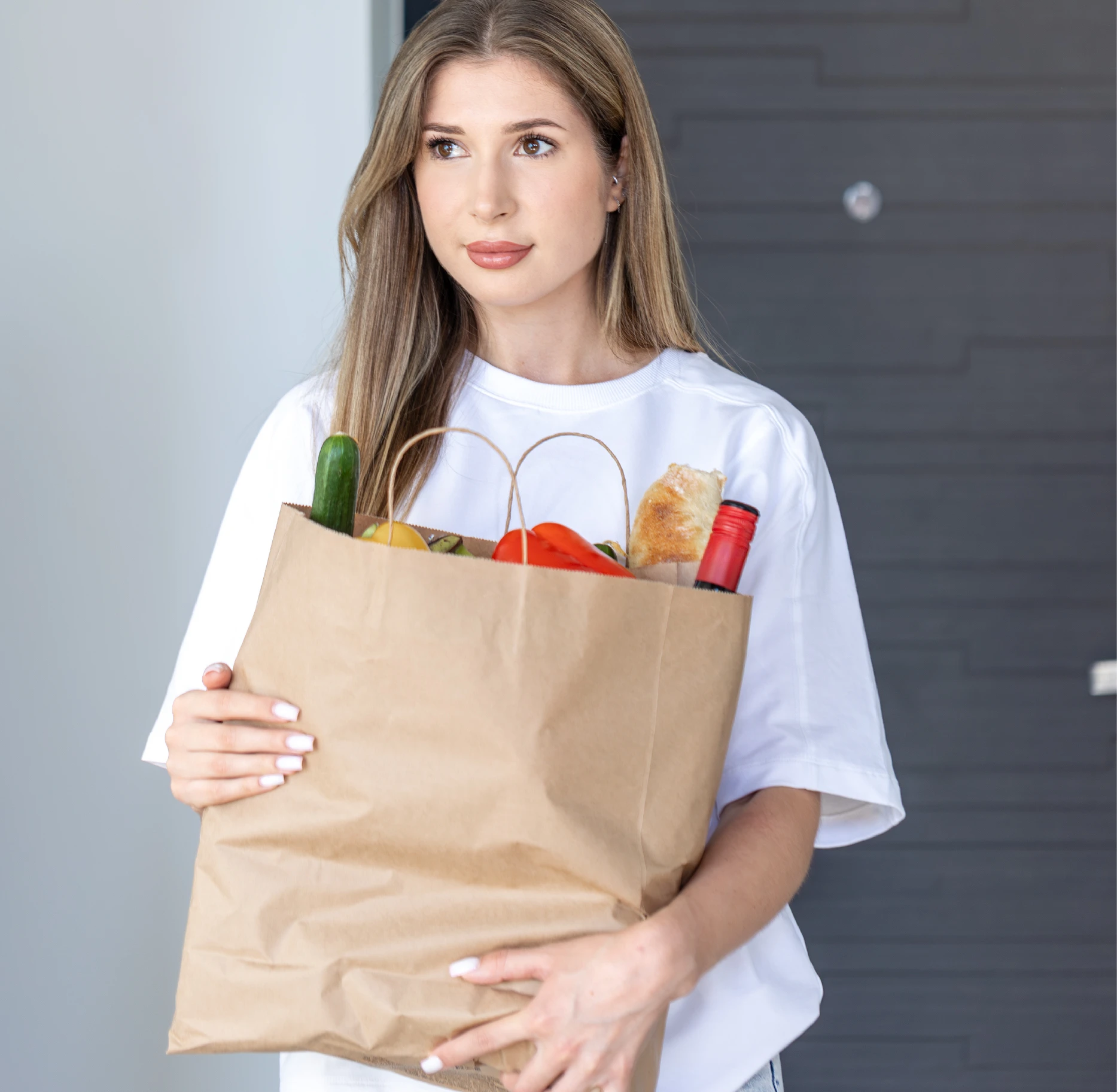 cliente con busta di carta utilizzata per acquisti in negozio retail