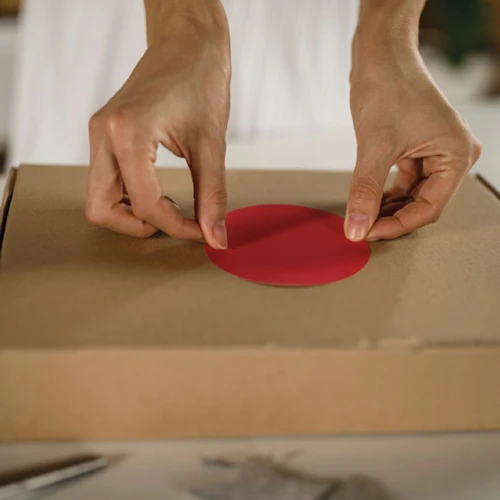 Esempio di allestimento vetrina per negozi con materiali personalizzati: cartelli stampati, shopper brandizzate, gadget espositivi e packaging coordinato per aumentare visibilità e identità del brand