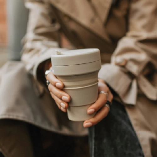 Caccia al tesoro aziendale di team building con gadget personalizzati e colleghi che collaborano all’aperto