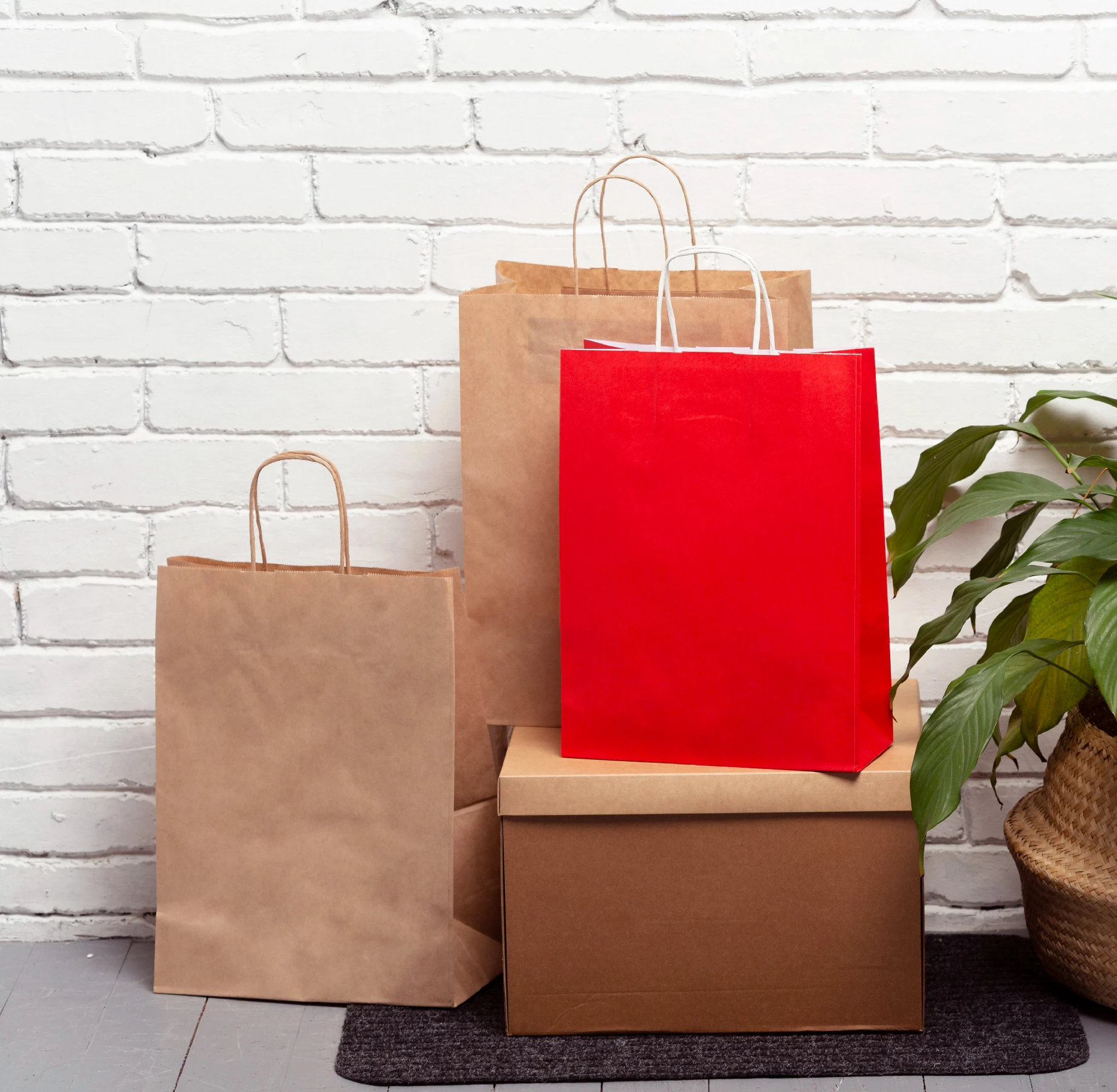 Verschiedene Formate von Tragetaschen und Papiertaschen im Einzelhandel
