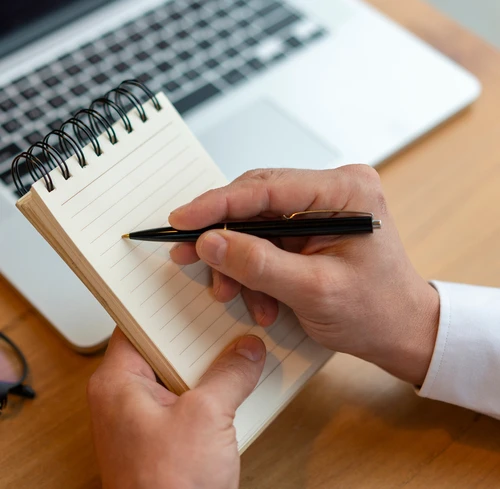 Personalisierte Kugelschreiber und Notizbücher für den Büroalltag als Werbeartikel