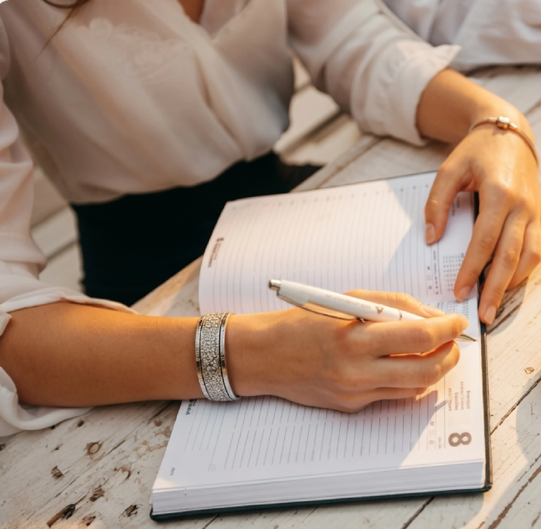 Penna e agenda personalizzate utilizzate in ufficio come gadget aziendali ricevuti in fiera