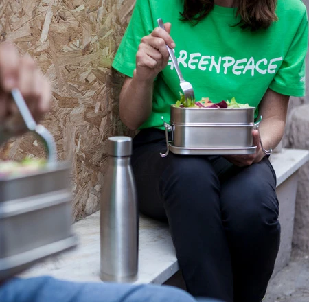 Esempi di gadget personalizzati come borracce, shopper e penne per campagne di sensibilizzazione