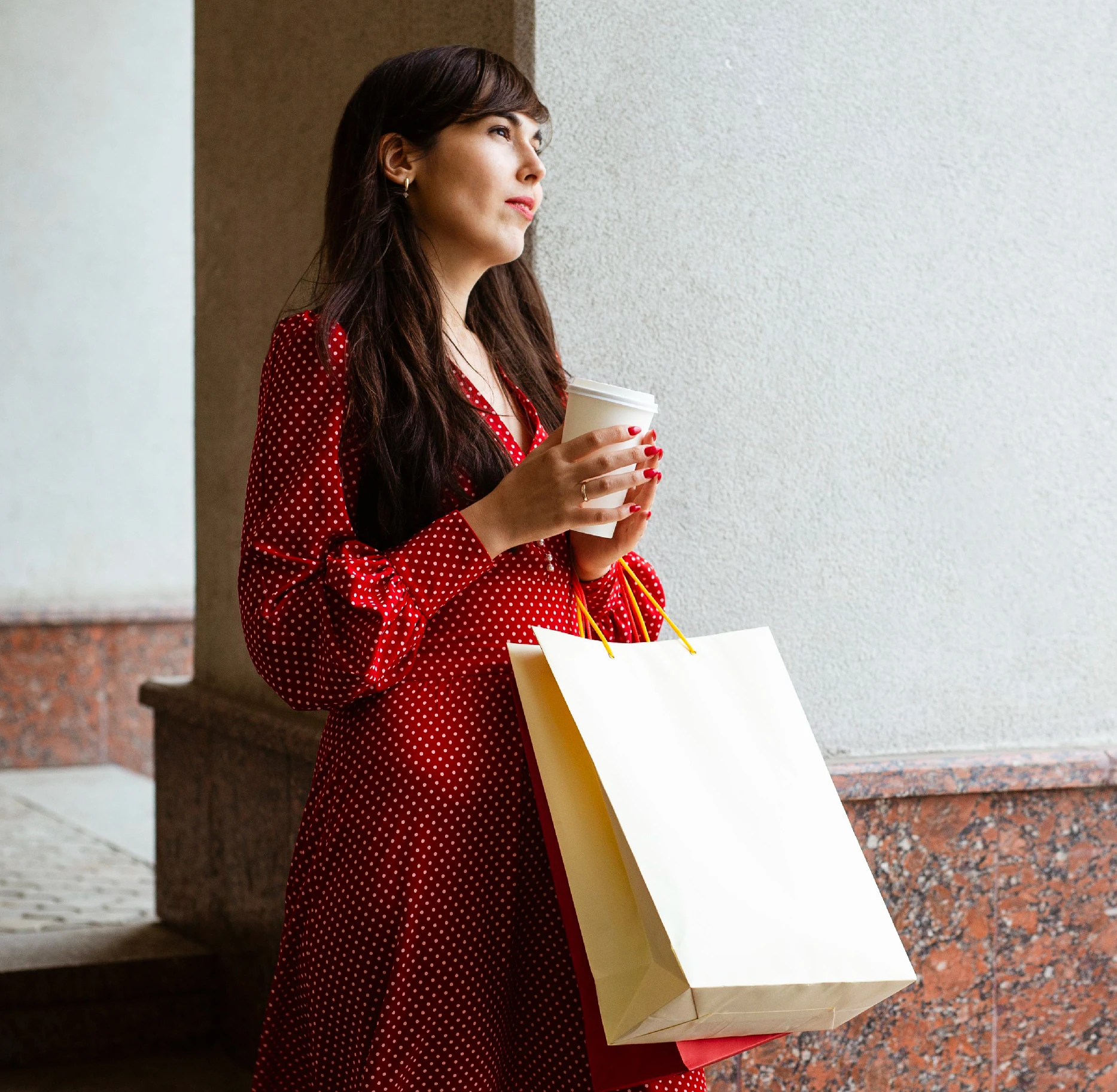 shopper in carta personalizzata utilizzata dal cliente in contesto retail