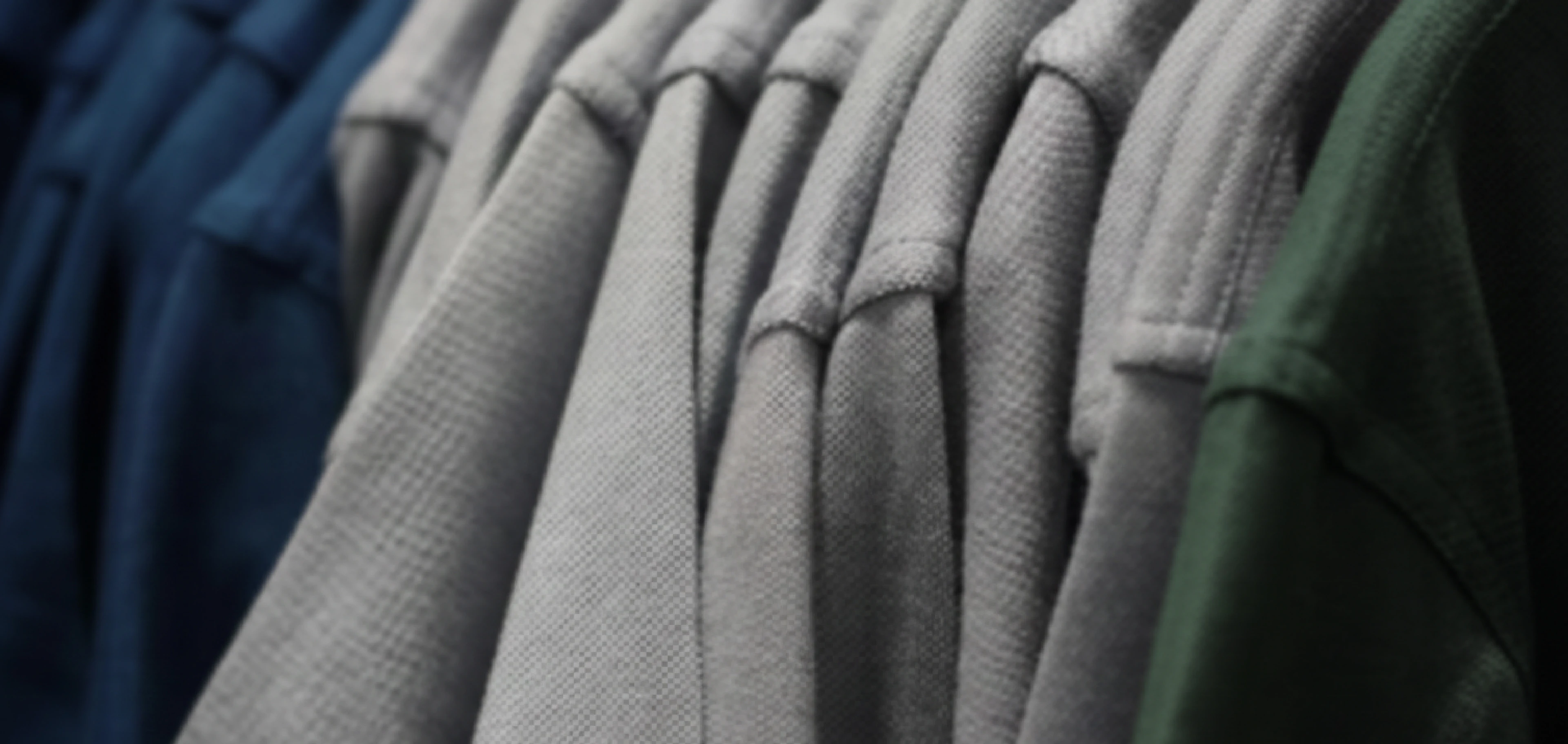 Detalhe da textura do tecido para roupa personalizada com foco na gramagem e resistência às lavagens