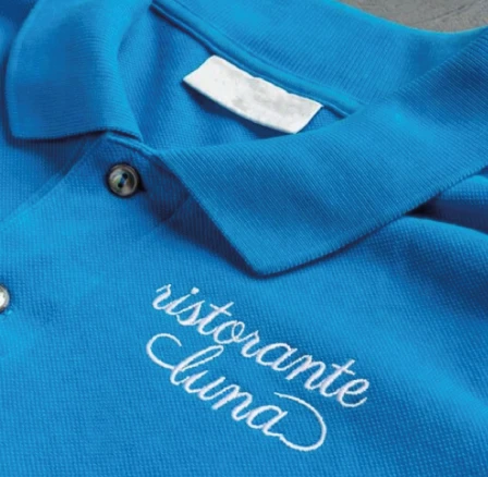 Dettaglio di polo personalizzata con ricamo, esempio di branding su abbigliamento aziendale