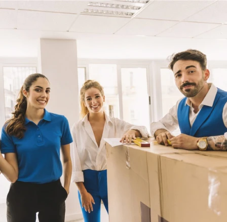 Staff operativo con abbigliamento coordinato in contesto professionale, esempio di team aziendale riconoscibile