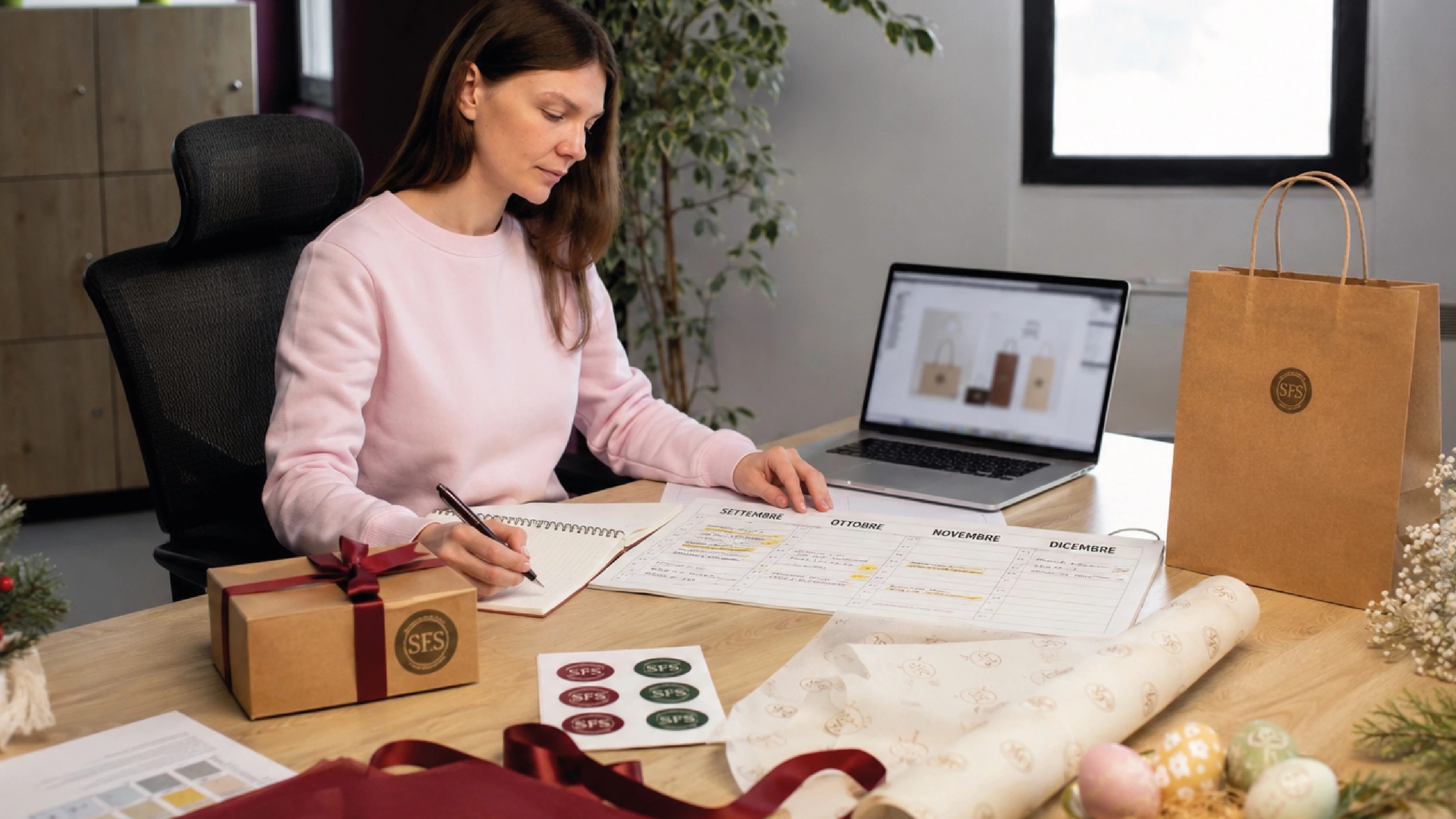 calendario di pianificazione per packaging festività con shopper, scatola regalo, carta velina e bollini personalizzati