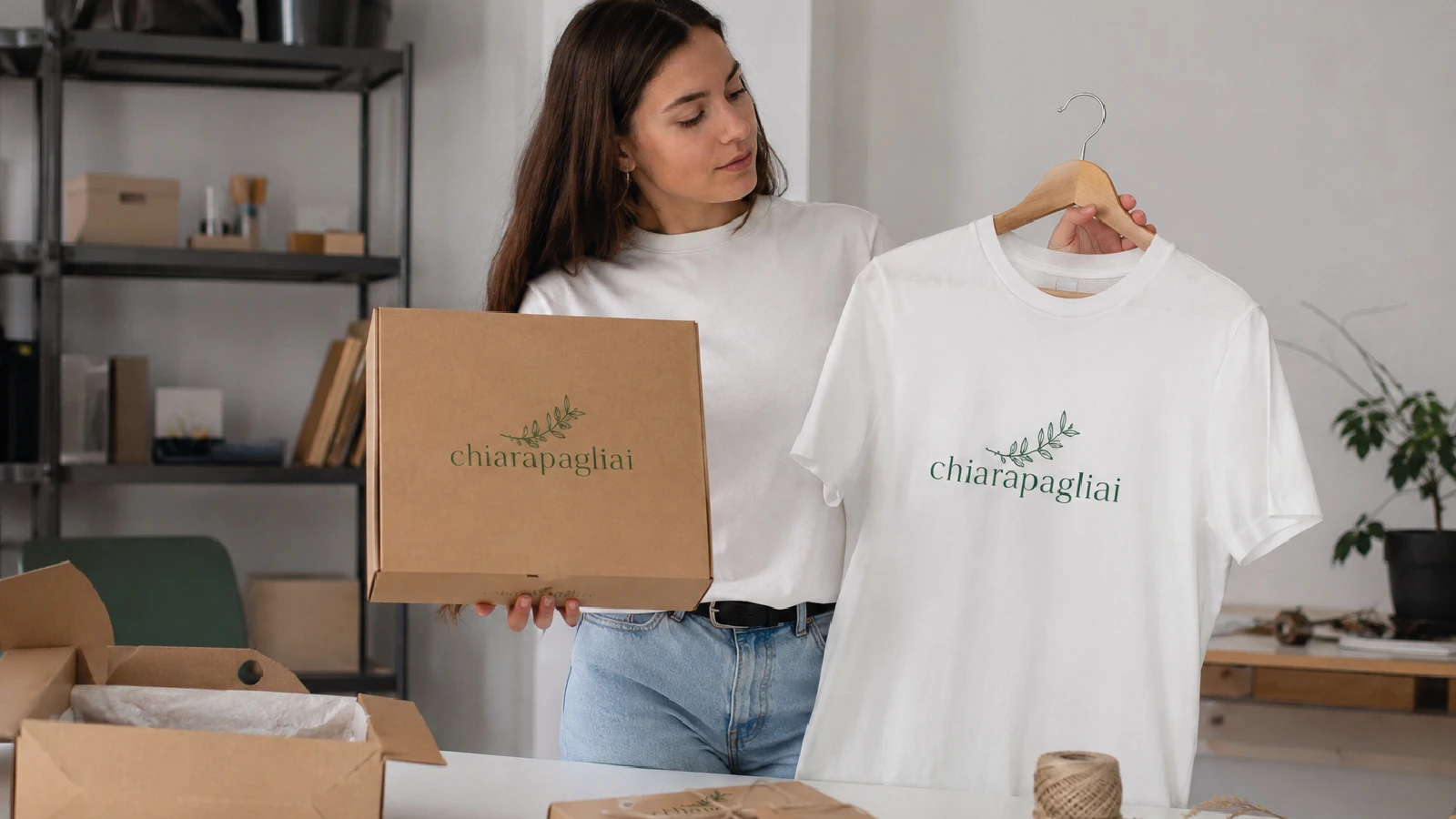 t-shirt e embalagem personalizadas com cor da marca coerente