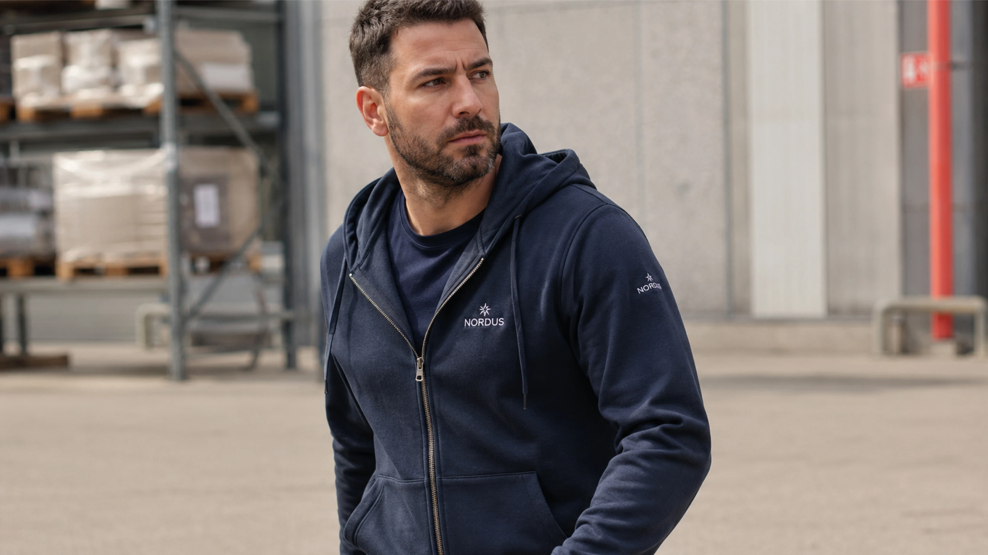 Sudadera de cremallera completa con logotipo para staff operativo en un entorno profesional
