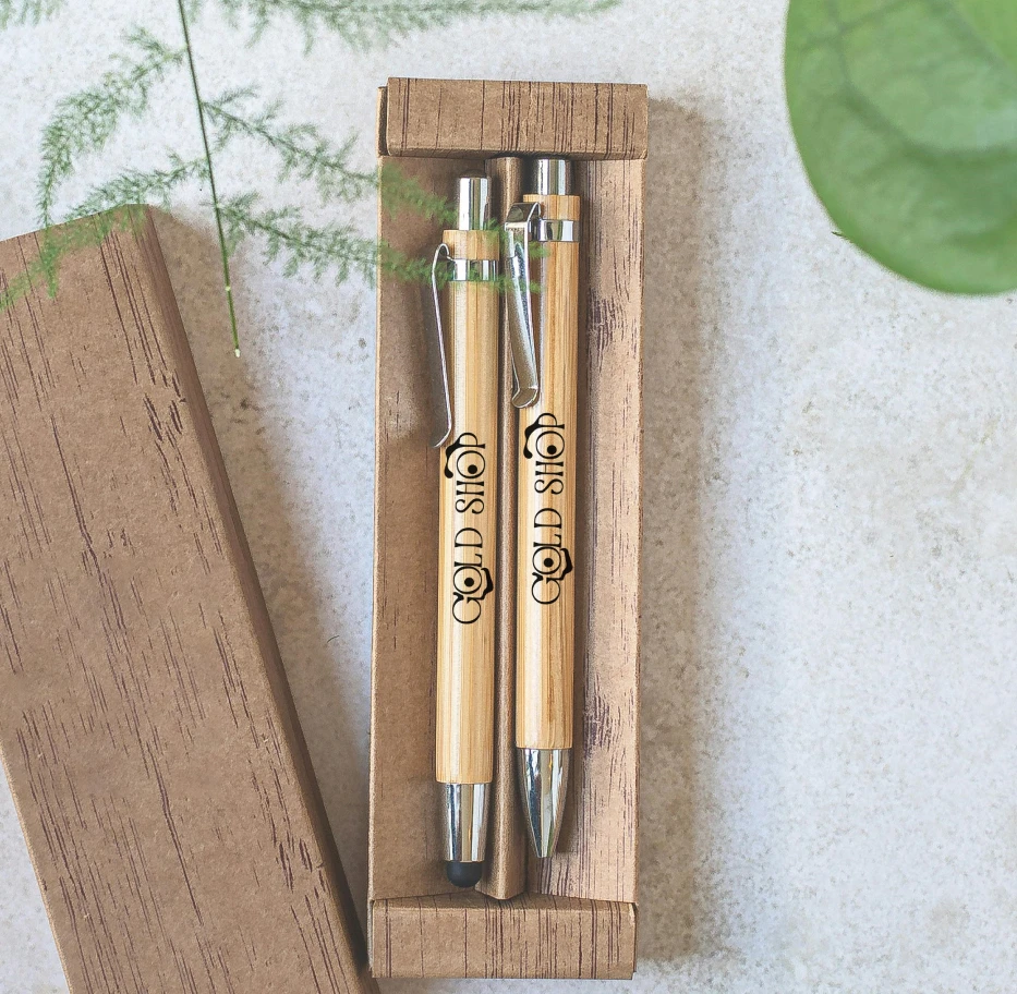 Penne in bambù personalizzate in confezione di legno come esempio di gadget ecosostenibile