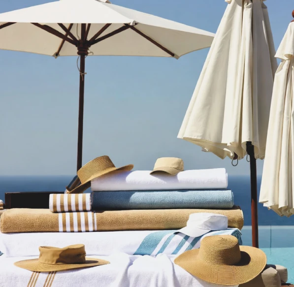 Serviettes de plage, parasols et casquettes personnalisés pour piscine, plage et espaces extérieurs de resorts et hébergements de bord de mer en Europe