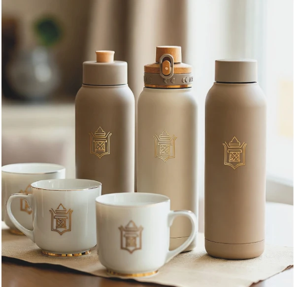 Mugs et gourdes personnalisés pour le petit-déjeuner, le bar et le restaurant d’hôtels et d’hébergements touristiques en Europe francophone