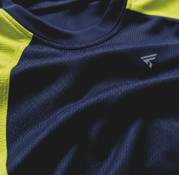 Grande plano do tecido técnico respirável em malha de uma camisola desportiva personalizada azul-marinho
