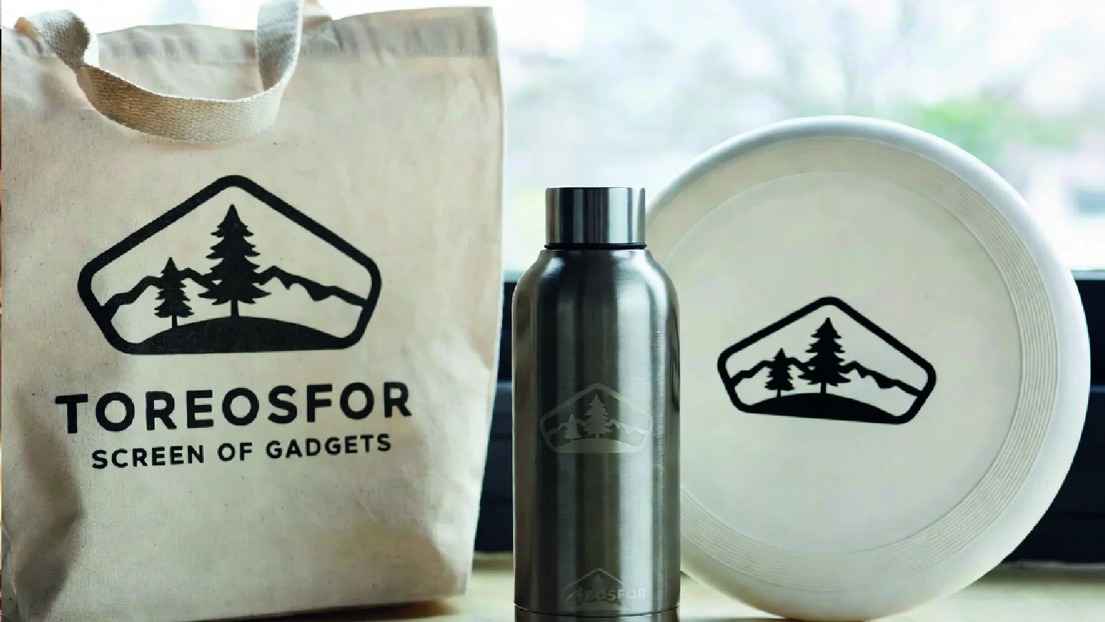 Comparação entre materiais e técnicas de personalização para brindes outdoor com saco, garrafa e frisbee promocional