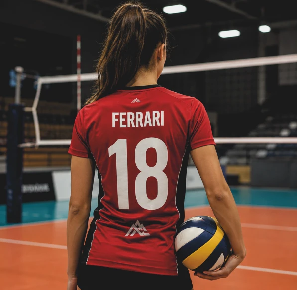 Costas de uma camisola desportiva personalizada vermelha com nome e número aplicados para uma equipa