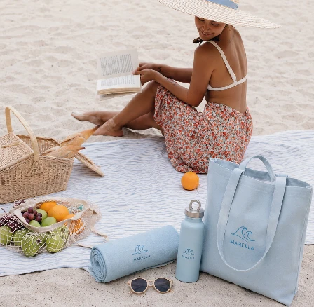 Saco, garrafa e toalha de praia personalizados para brindes outdoor de praia, piqueniques e eventos empresariais de verão
