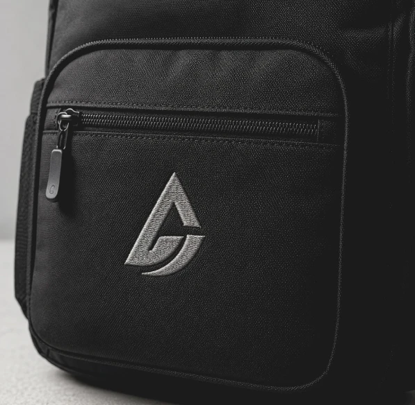 logo d’entreprise brodé sur un sac à dos personnalisé noir